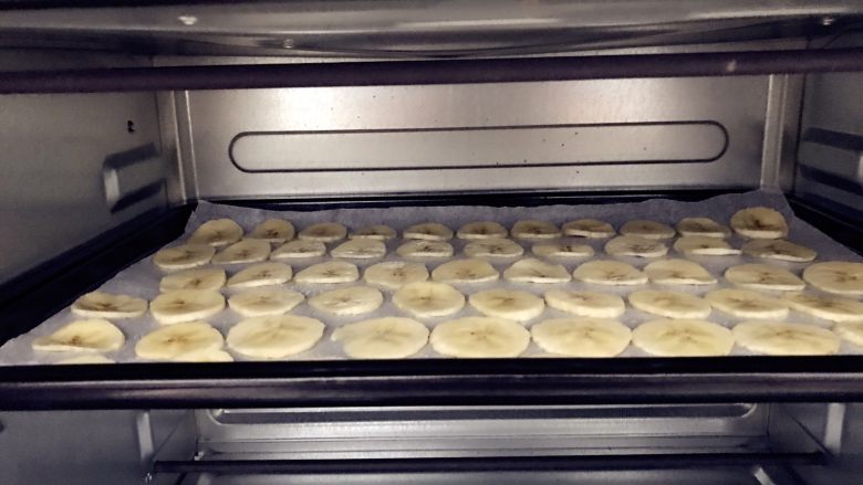 宝宝辅食：烤香蕉片-18M ,烤箱提前预热，100度，上下火，中层，先烤50分钟左右。
》烤水果片全程需要低温烘烤，假如温度过高，我们切得又薄，很容易就会焦掉哈，所以一定