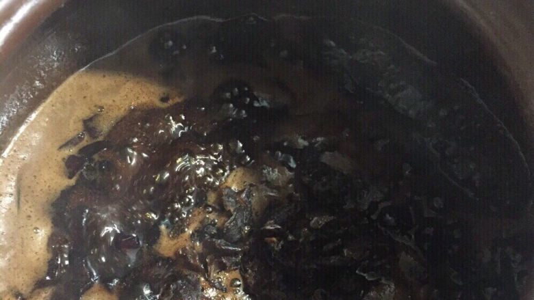 红枣桂圆酱,红糖煮至融化后倒入桂圆肉继续煮，煮至两个小时左右就可以啦