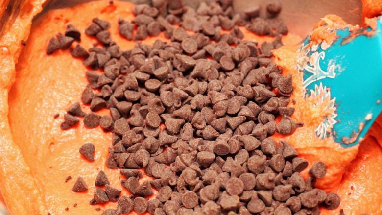 红丝绒玛芬,加入耐烤巧克力豆