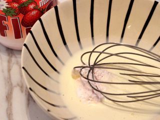 红丝绒玛芬,取一半淡奶油加入Fluff草莓味棉花糖