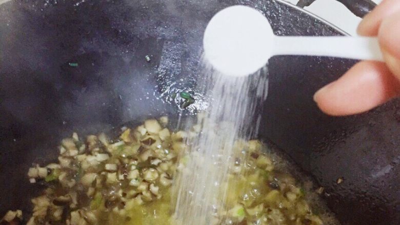 老上海糯米烧卖,加入盐和糖可以把味道放的重一点