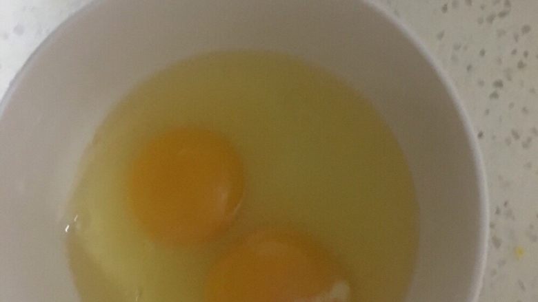 玉米蛋花粥,放入两个鸡蛋搅拌均匀后，顺时针搅拌成为蛋花。