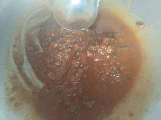 芝士焗意面,我用的之前做的辣肉酱加了些番茄酱，也可以用意面酱。