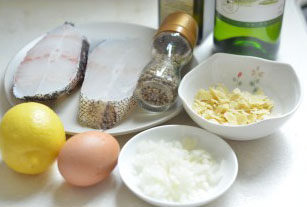 香煎杏仁鳕鱼,准备材料，洋葱切碎，鱼肉洗净控干表面水份；