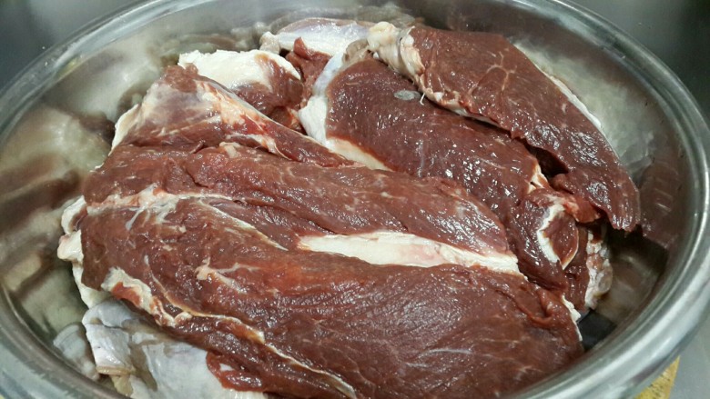 古法酱小驴肉,驴腿肉剃骨取肉切大块，用盐略腌制