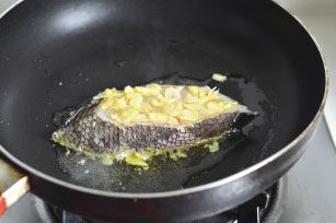香煎杏仁鳕鱼,平底锅烧热将橄榄油烧至5成热时，放入鱼片，用中小火煎至二面金黄；