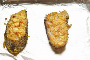 香煎杏仁鳕鱼,放在铺了锡纸的烤盘上放入预热好180度的烤箱中烤10分钟左右；