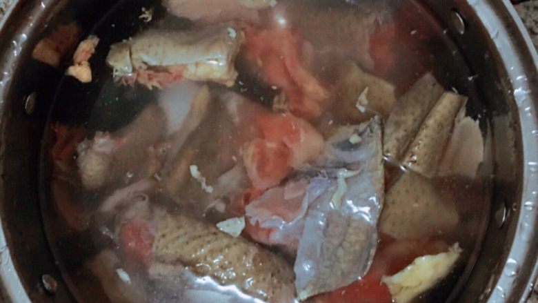 乌鸡汤,将剁成块后的鸡肉在清水里面浸泡5分钟以便更好的去除血水