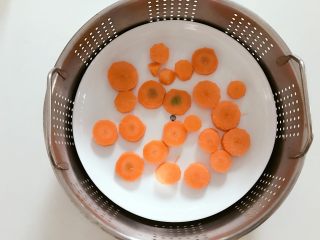 宝宝辅食：胡萝卜香蕉奶昔-7M ,把胡萝卜平摊放入蒸锅，大火蒸熟取出，小芽蒸了大概15分钟，大家根据自己切的大小和火力调整时间哈。