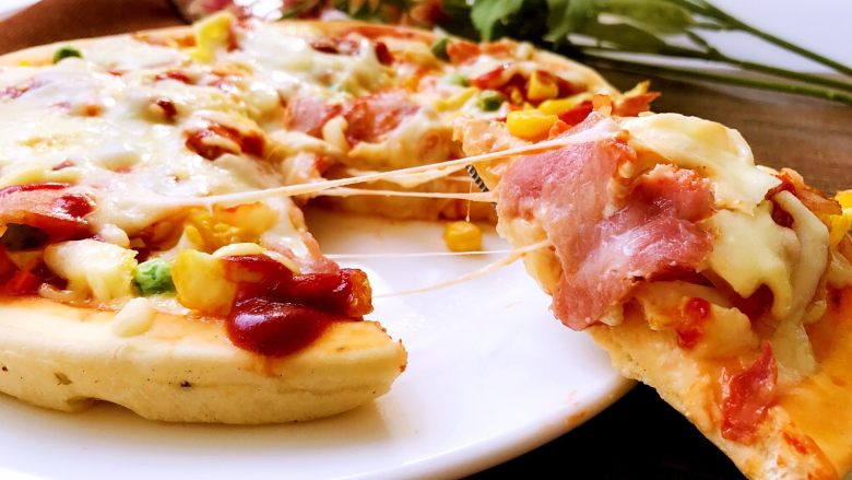 培根时蔬披萨,赶快吃上一口吧。