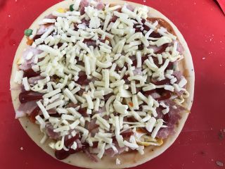 培根时蔬披萨,再涂一层番茄酱沙拉酱，撒上剩下的马苏里拉芝士。