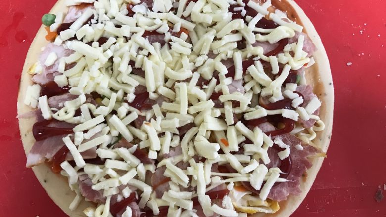 培根时蔬披萨,再涂一层番茄酱沙拉酱，撒上剩下的马苏里拉芝士。