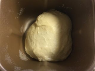 培根时蔬披萨,披萨皮所有材料按照糖，水，油，面粉，酵母的顺序放入面包机里，揉面程序选择20分钟。