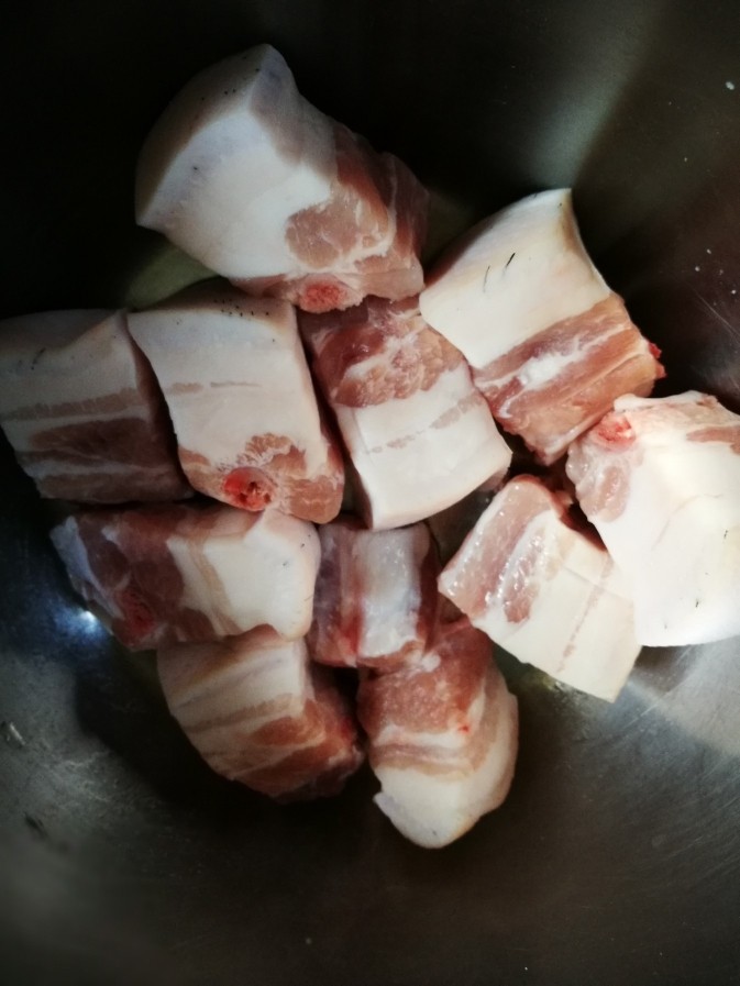 无油版红烧肉,新鲜黑毛猪五花肉浸去血水洗净。