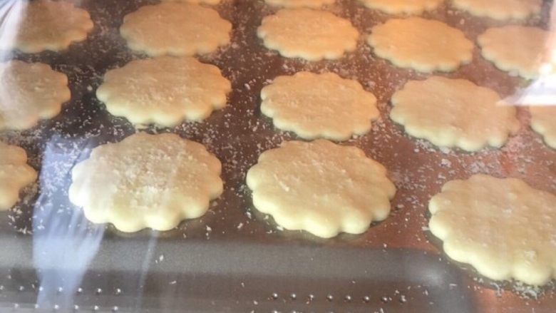 椰香黄油小饼干,椰香黄油饼干的做法 步骤9
把烤盘放进预热好的烤箱，中下层上下火170度，烤15分钟左右。这些材料我做了两盘饼干