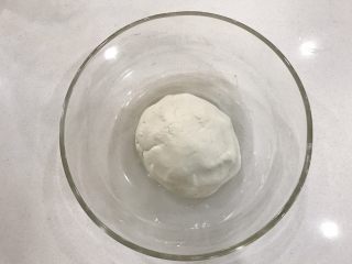宝宝辅食：水果小圆子-36M ,适量糯米粉放入盆中，慢慢加入温开水，一边倒温水一边用筷子搅拌，然后用手揉成软硬适中的糯米面团。