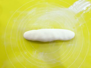 宝宝辅食：水果小圆子-36M ,把煮熟的糯米团加入，用手揉成光滑的糯米团，要多点耐心哈，会有点黏手，可以带手套或手上抹点粉。