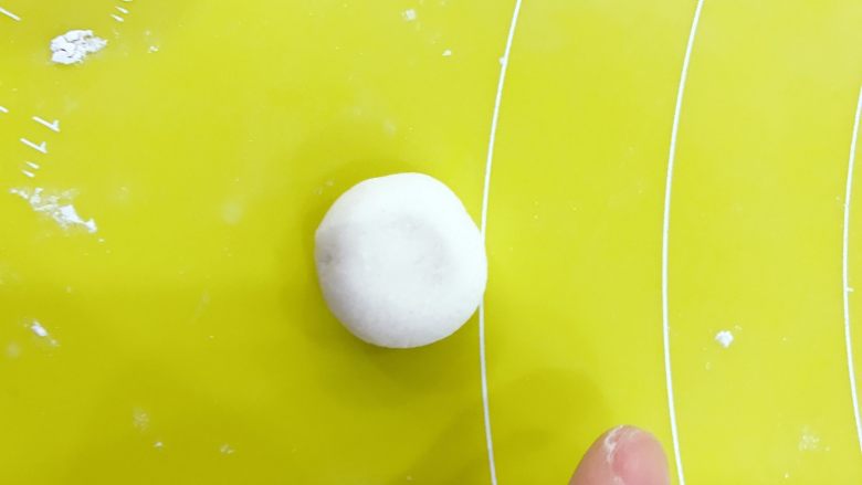 宝宝辅食：红糖芝麻汤圆-36M ,用手搓成大小适中的小圆子，放在手掌心搓成小圆球，然后用手指压扁下。