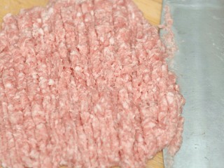 咸汤圆——香菇肉馅版,将香菇洗净切碎，瘦肉剁成肉末。