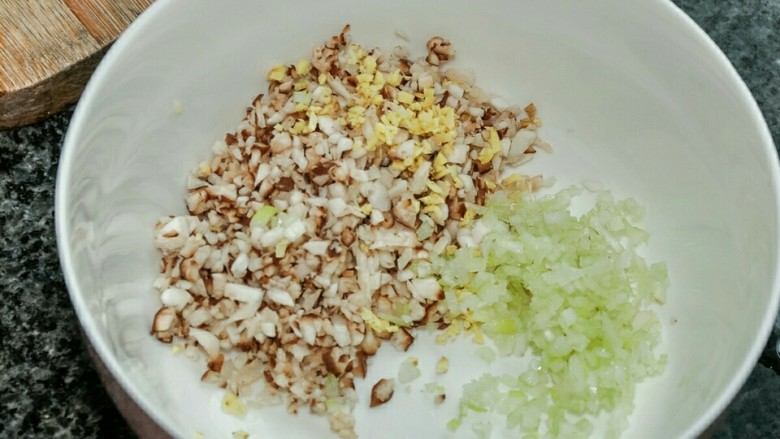咸汤圆——香菇肉馅版,将瘦肉末、香菇末、姜末和葱末放入大碗中。