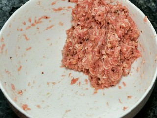 咸汤圆——香菇肉馅版,加盐、生抽、淀粉和白胡椒粉，顺一个方向搅拌至稠状。