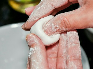 咸汤圆——香菇肉馅版,用大拇指按压出凹槽。