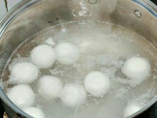 咸汤圆——香菇肉馅版,锅中水开后，将包好的汤圆放入，水再次开后加冷水两次。