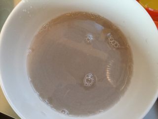 桂香核桃鸡蛋酒酿#团圆美食#,加入适量的清水搅拌均匀。