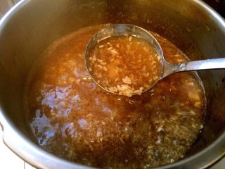 桂香核桃鸡蛋酒酿#团圆美食#,倒入煮开的酒酿中，一边搅拌一边加入。