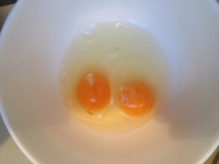 桂香核桃鸡蛋酒酿#团圆美食#,土鸡蛋两个磕入碗中，打散。