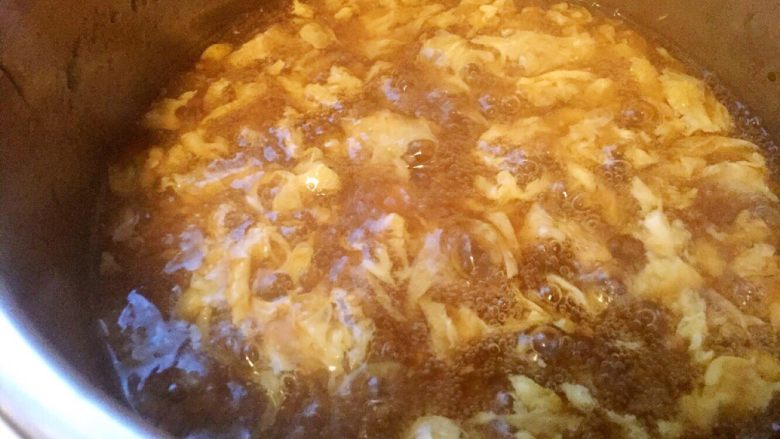桂香核桃鸡蛋酒酿#团圆美食#,淋入煮沸的酒酿中，稍稍搅拌，关火。