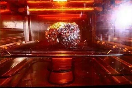 风琴土豆,烤箱预热220°，中层，上下火，把土豆放入烤箱烤至25—30分钟。