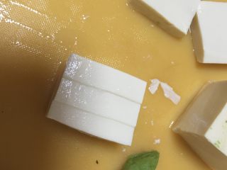 给牛油果一个造型,接下来把豆腐切成大小一样的块状