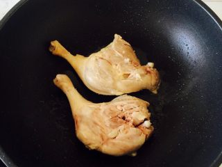 酱鸭腿,锅内一点点油。把鸭腿 带皮的一面 下锅 少许煎制 为了把鸭腿内的少许油煎出来