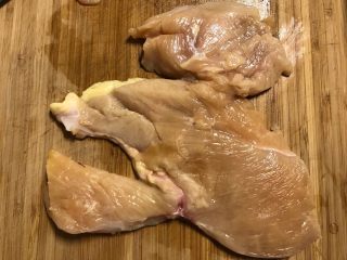香烤鸡排,鸡胸洗净，厚的地方片成两片，将肉用刀背拍松。