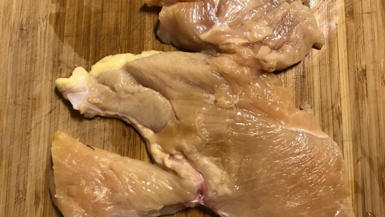 香烤鸡排,鸡胸洗净，厚的地方片成两片，将肉用刀背拍松。