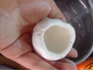 老上海桂花黑洋酥汤团,搓成球后大拇指位子为中心做成一个碗状