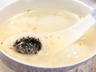 老上海桂花黑洋酥汤团,汤团烫里加入甜酒酿糖桂花加以点缀更加别有风味