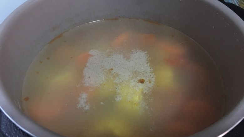 「吃货久久」好喝不长胖的四蔬汤,煮好后锅内加入白胡椒和盐即可