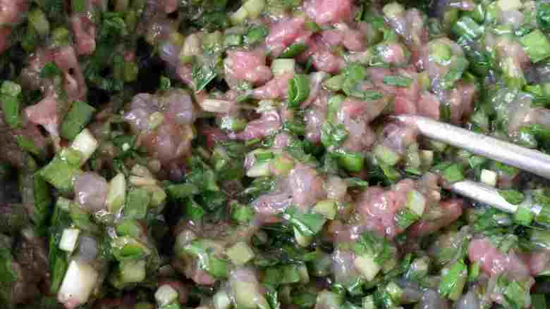 三鲜馅,把韭菜碎加到猪肉和虾仁里，边加豆油边搅拌，到均匀。
