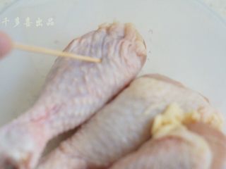 香橙烤鸡腿,用牙签在鸡腿上扎一些小孔。