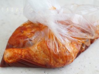 香橙烤鸡腿,扎好保鲜袋的口，放下冰箱里两个小时左右。期间可以给鸡腿按摩，让它尽快腌制成功。