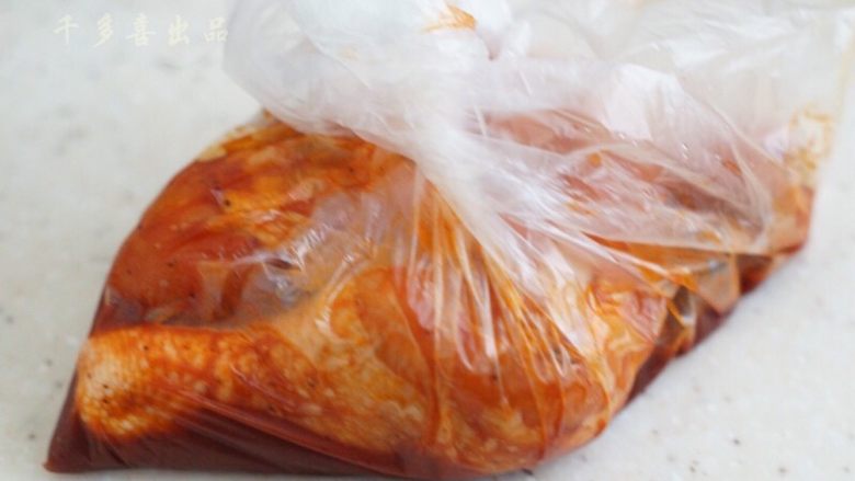 香橙烤鸡腿,扎好保鲜袋的口，放下冰箱里两个小时左右。期间可以给鸡腿按摩，让它尽快腌制成功。