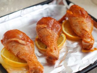 香橙烤鸡腿,放上腌制过的鸡腿。