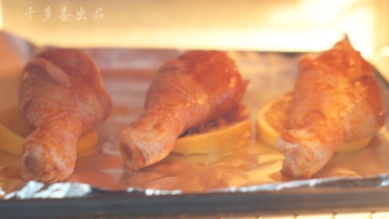 香橙烤鸡腿,放入烤箱，200度，烤20分钟。