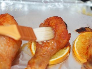 香橙烤鸡腿,取出鸡腿，两面刷上蜂蜜，翻面，继续在烤20分钟（温度不变）