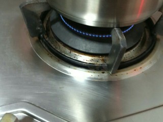 抹茶白巧牛轧糖,糖水沸腾冒大泡后就改小火一直熬煮