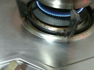抹茶白巧牛轧糖,熬糖最开始用中小火~因为我锅子只有16厘米，所以火只能开这么大