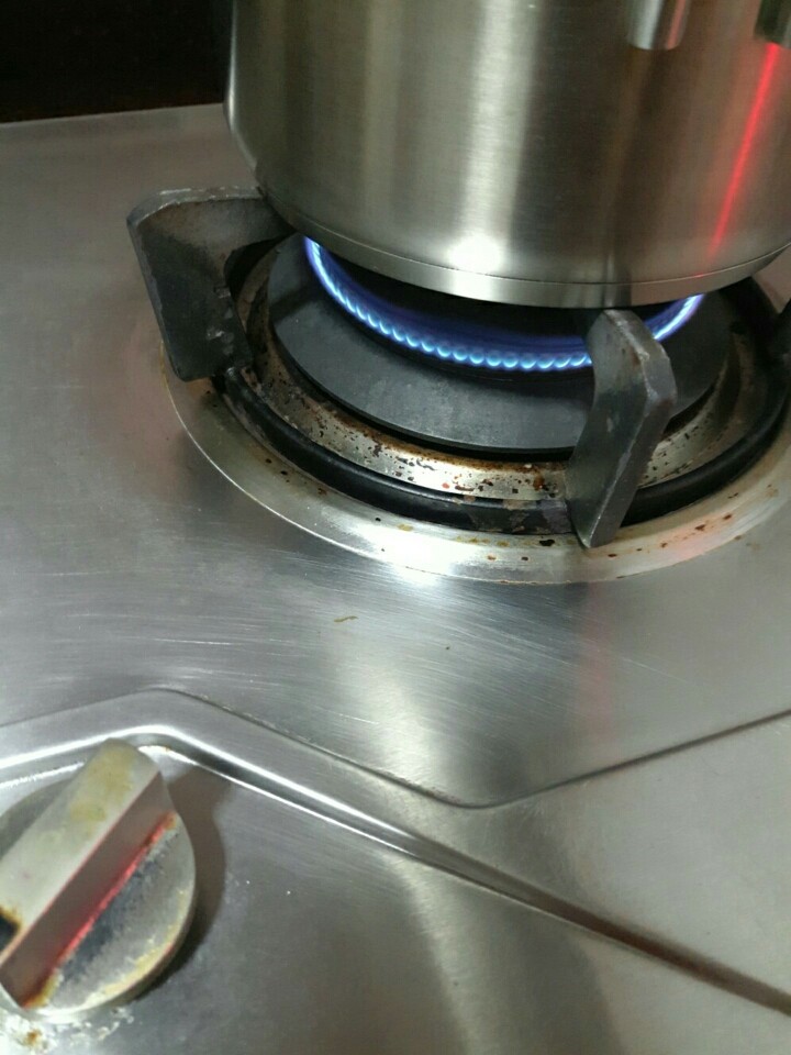 抹茶白巧牛轧糖,熬糖最开始用中小火~因为我锅子只有16厘米，所以火只能开这么大