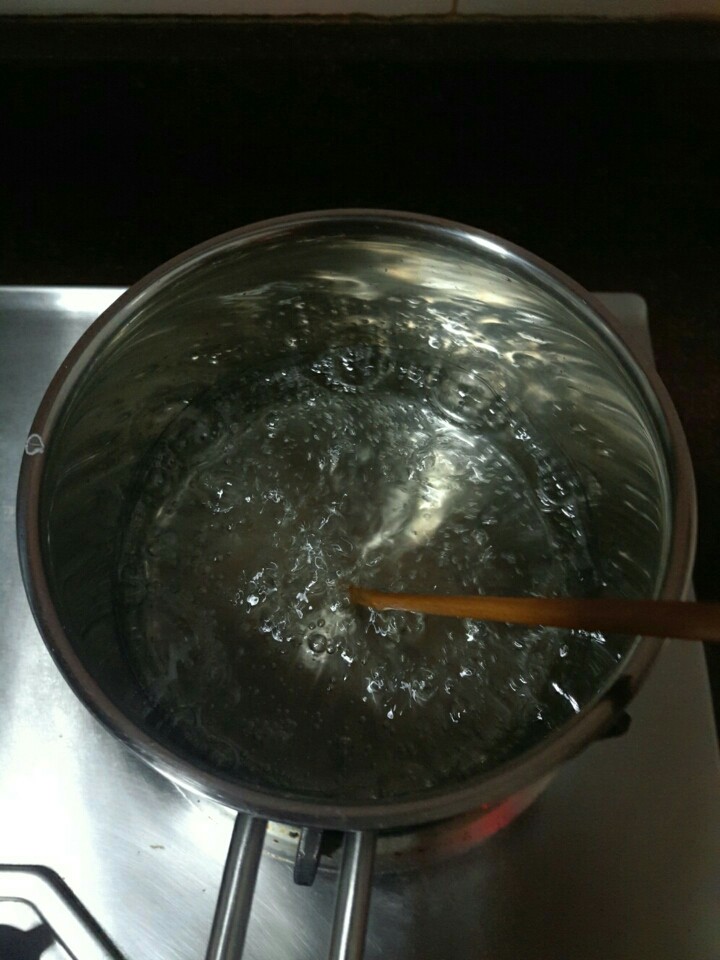 抹茶白巧牛轧糖,刚开始偶尔用筷子搅拌